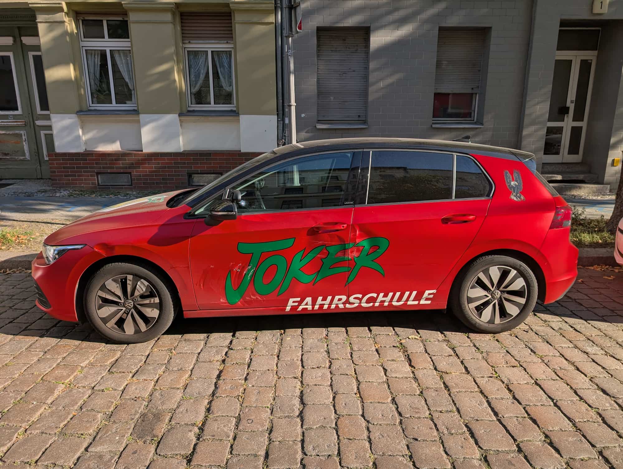 Seitenansicht mit Dellen über beide Türen