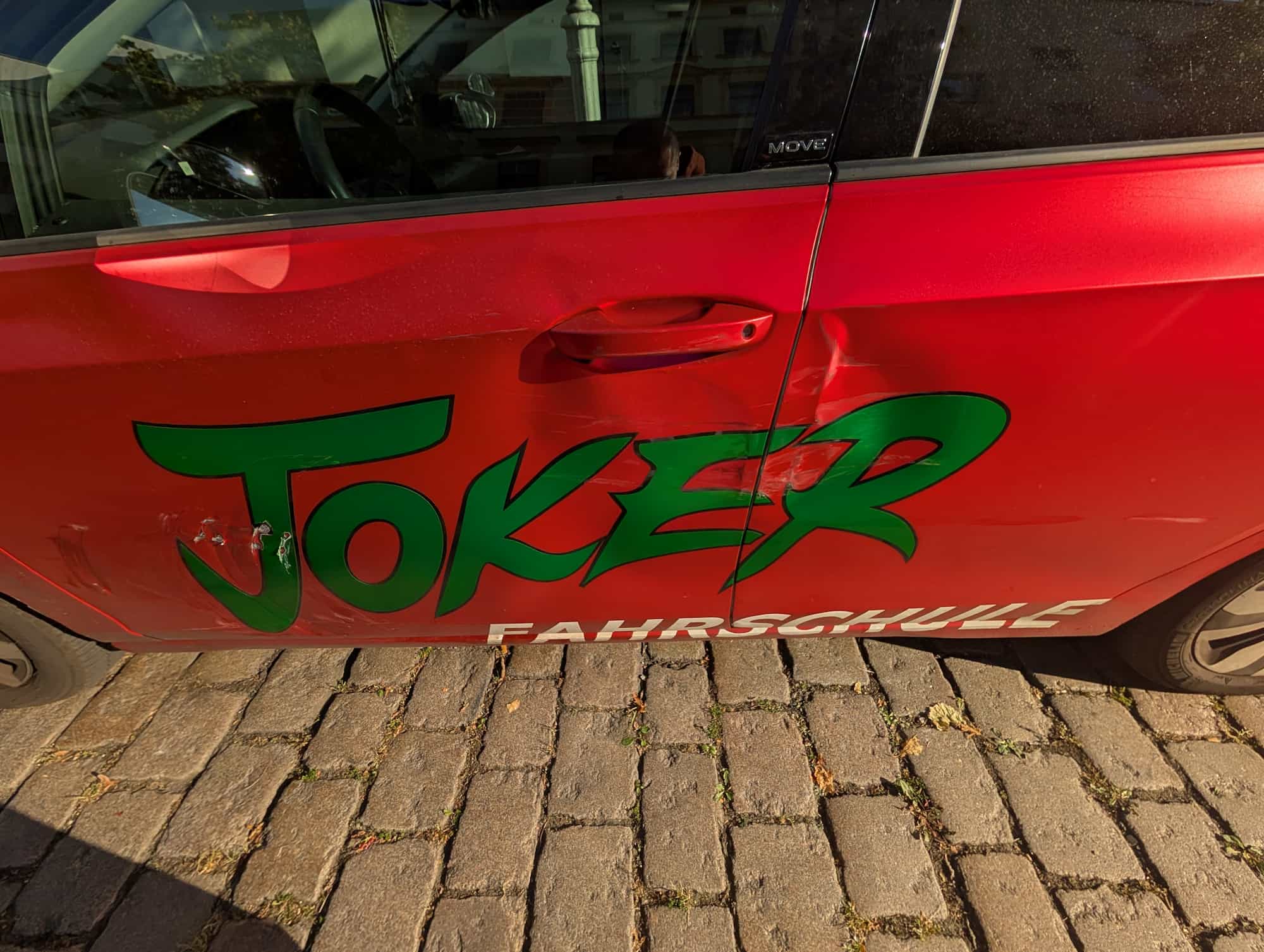 Detailaufnahme der beschädigten Türen